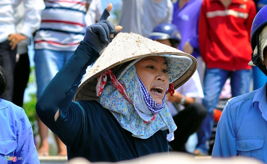 Hang tram nguoi chong doi luc luong thu don bai bien hinh anh 3