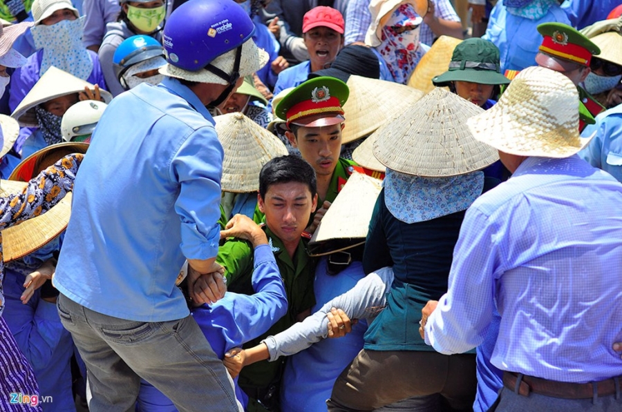 Hang tram nguoi chong doi luc luong thu don bai bien hinh anh 4
