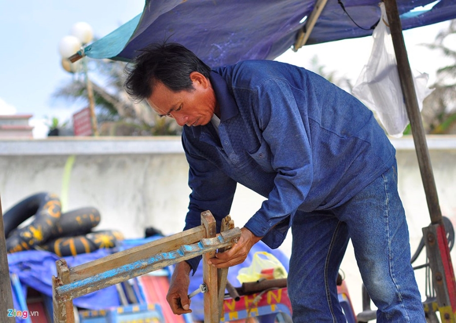 Hang tram nguoi chong doi luc luong thu don bai bien hinh anh 9