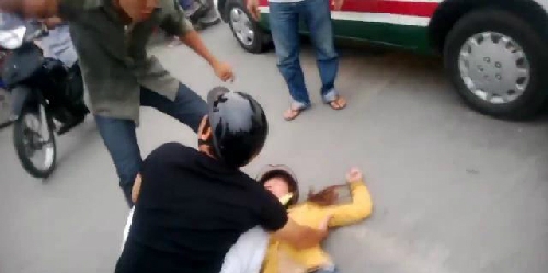 Chồng trút mưa đòn vào vợ: Hành vi của kẻ thù