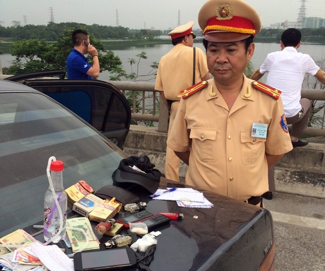 CSGT chan thanh nien nghi phe ma tuy lai oto tren cao toc hinh anh 1