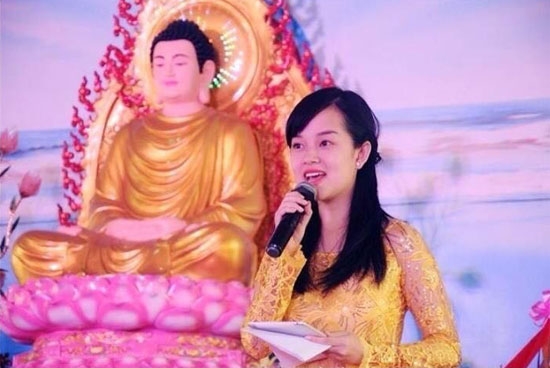 ly-kute-dang-tai-loat-anh-len-chua-va-lam-tu-thien-3