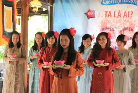 ly-kute-dang-tai-loat-anh-len-chua-va-lam-tu-thien-4