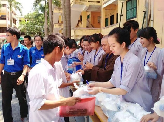 ly-kute-dang-tai-loat-anh-len-chua-va-lam-tu-thien-7