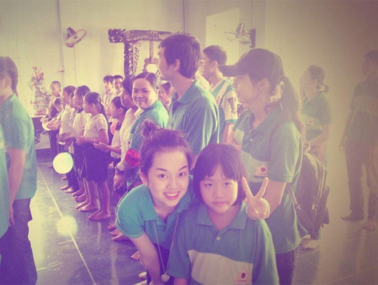 khanh-ly-va-nhung-hinh-anh-di-chua-lam-tu-thien-1