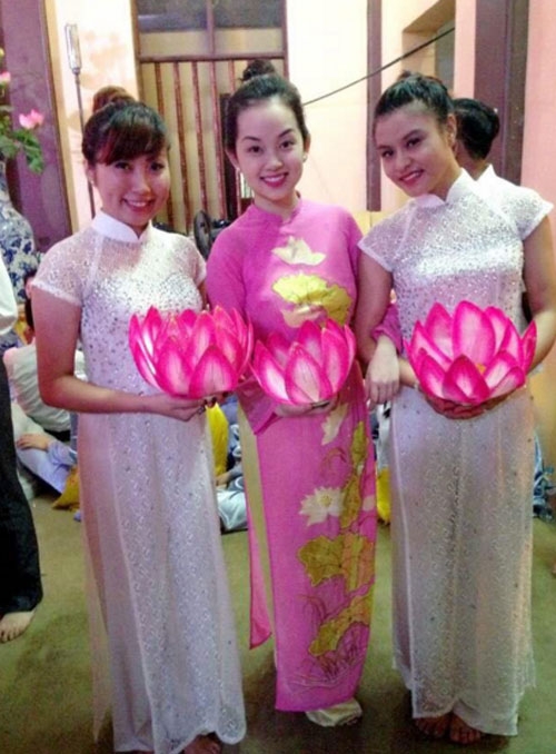 khanh-ly-va-nhung-hinh-anh-di-chua-lam-tu-thien-2