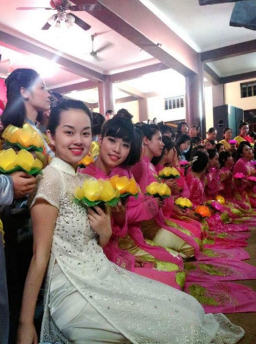 khanh-ly-va-nhung-hinh-anh-di-chua-lam-tu-thien-4