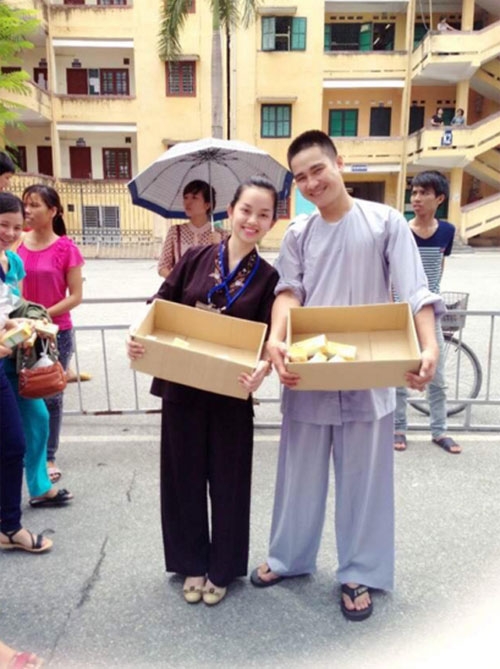 khanh-ly-va-nhung-hinh-anh-di-chua-lam-tu-thien-6