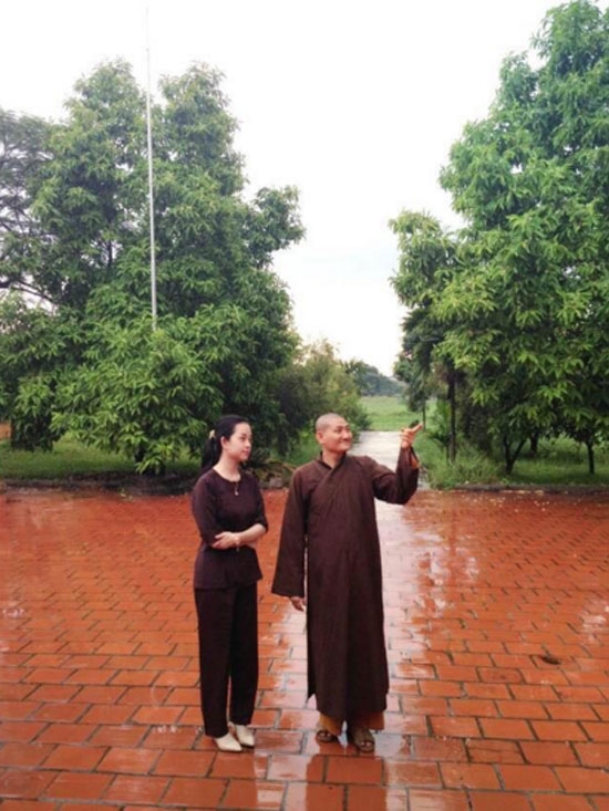 khanh-ly-va-nhung-hinh-anh-di-chua-lam-tu-thien-7