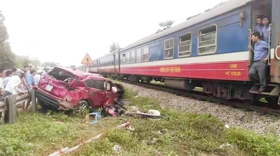 Qua duong thieu quan sat, oto 4 cho bi tau hoa tong bep dum  hinh anh 1