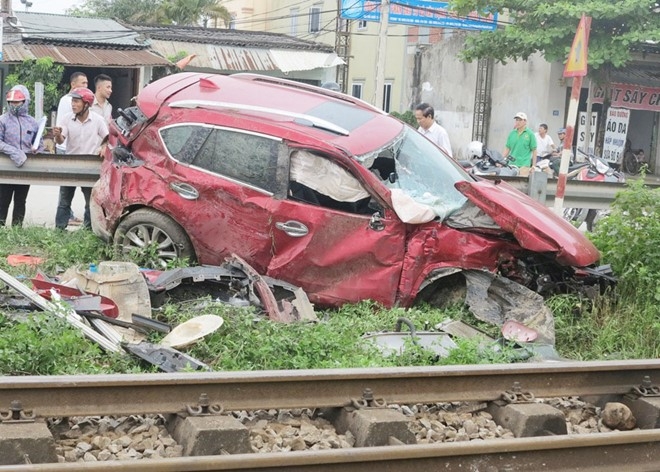 Qua duong thieu quan sat, oto 4 cho bi tau hoa tong bep dum  hinh anh 2