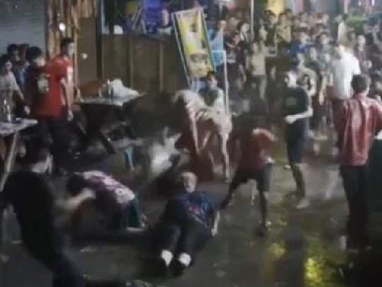  Hình cắt từ clip quay vụ hành hung. Ảnh: CCTV Image 