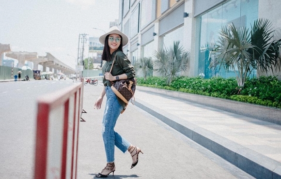 Văn Mai Hương tươi rói dạo phố 0