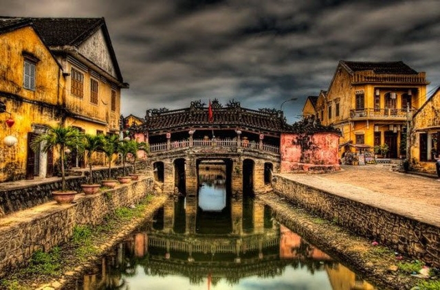 Thành phố Hội An mang đậm văn hóa khu vực Đông Nam Á trong thời kỳ từ thế kỷ 15 đến thế kỳ 18, với nhiều công trình kiến trúc như cầu Voi vẫn được gìn giữ nguyên vẹn cho tới nay.