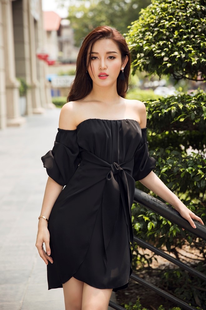 A hau Huyen My goi cam voi dam tre vai tren pho hinh anh 7