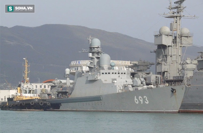  Khinh hạm Dagestan số hiệu 693 thuộc Hạm đội Caspian của Hải quân Nga 