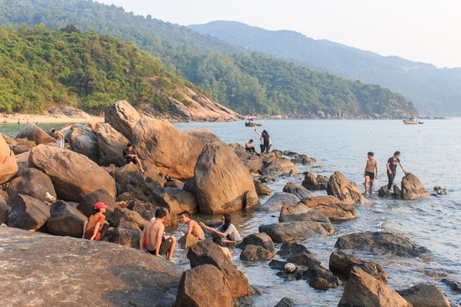 Du khach yen tam tam bien, an hai san Da Nang hinh anh 3