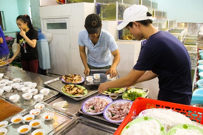 Du khach yen tam tam bien, an hai san Da Nang hinh anh 9