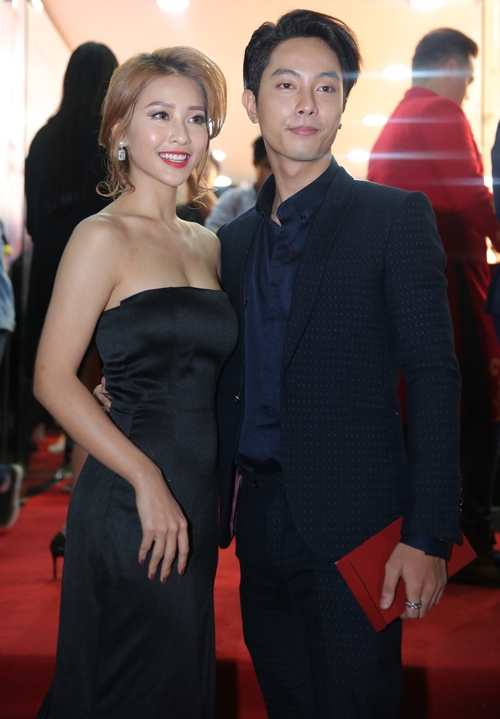 ngoc-lan-va-ban-trai-deo-dong-ho-doi-di-xem-phim-3