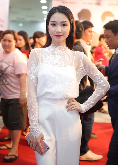 ngoc-lan-va-ban-trai-deo-dong-ho-doi-di-xem-phim-7