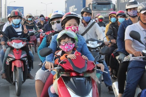 Do dịp nghỉ lễ 30.4 – 1.5 năm nay rơi vào ngày cuối tuần, người dân được nghỉ liên tiếp 4 ngày. Nhiều người tranh thủ thời gian về quê thăm gia đình