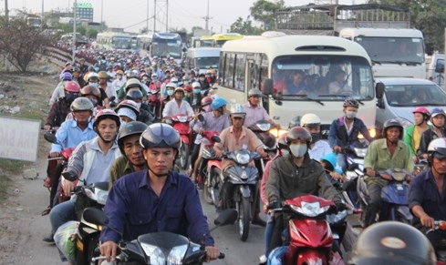 Khu vực quốc lộ 1 (hướng về các tỉnh miền tây) xe cộ ùn ứ kéo dài từ vòng xoay An Lạc đến đường dẫn vào đường cao tốc (huyện Bình Chánh) 