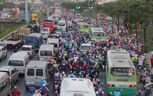 Xe máy, xe khách đổ dồn về cùng một điểm tạo thành nút thắt cổ chai