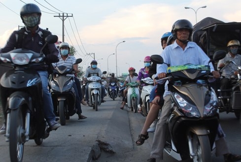 Không còn chỗ chạy, xe máy phải leo lề
