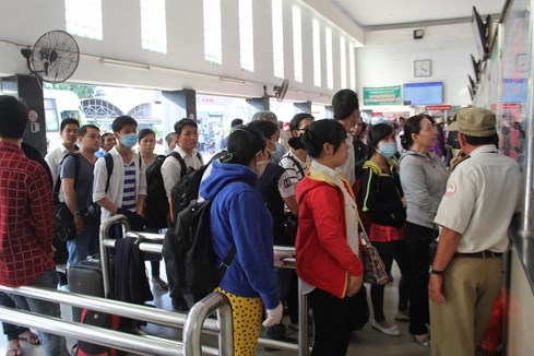 Lúc 16 giờ, tại bến xe miền Tây hàng ngàn người đã đổ dồn về đây để chuẩn bị về quê