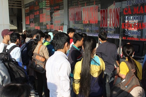 Người dân đến đây phải xếp thành hàng dài mới có thể mua được vé