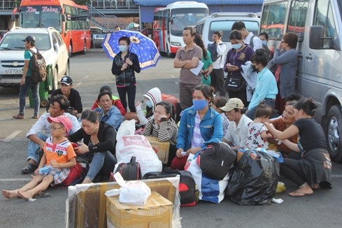 Hành khách ngồi la liệt tại các xe để chờ xe quay vòng 
