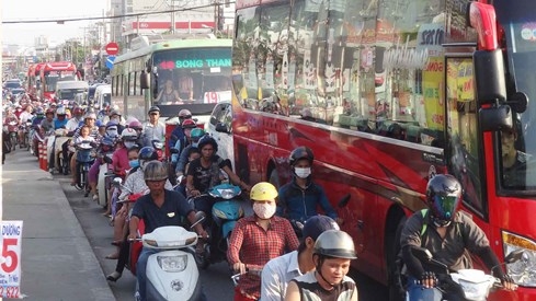 Hàng nghìn người về quê khiến xe ùn ứ trên quốc lộ 13 (P.Hiệp Bình Chánh, Q.Thủ Đức) - Ảnh: An  Huy