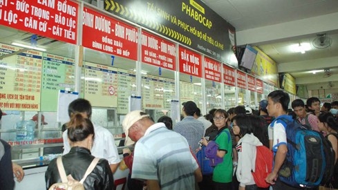 Hàng nghìn người đổ về BX Miền Đông khởi hành về quê dịp lễ 30.4 – 1.5 - Ảnh: An Huy