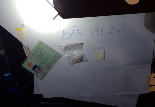 canh-sat-bao-vay-quan-bar-dan-choi-sai-gon-nhon-nhao-2