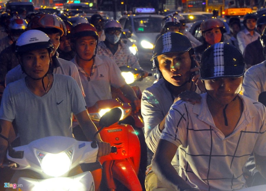 Cua ngo thu do un tac tu chieu den dem hinh anh 9