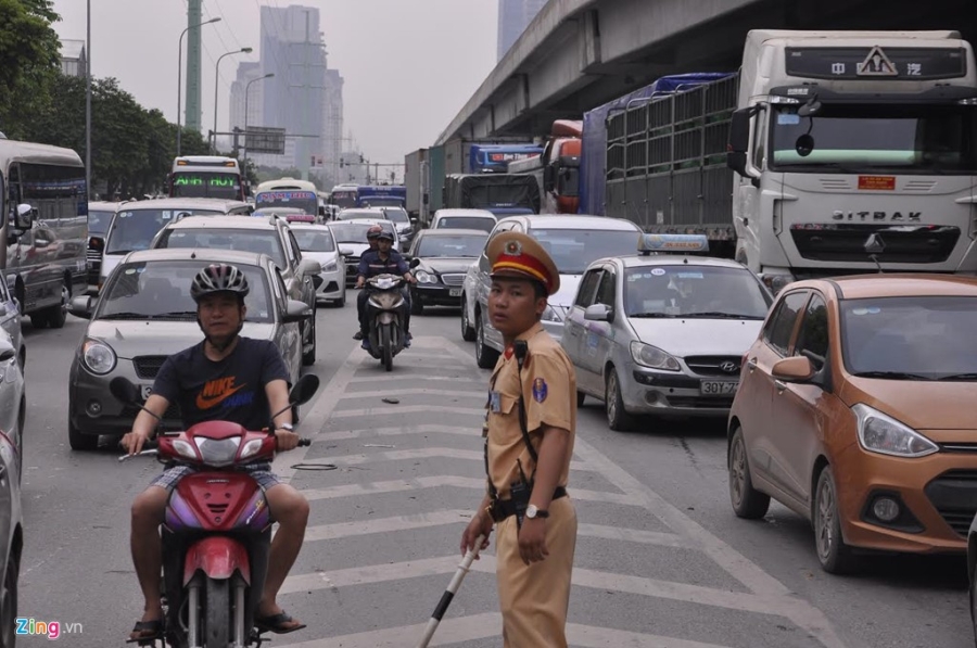 Cua ngo thu do un tac tu chieu den dem hinh anh 12