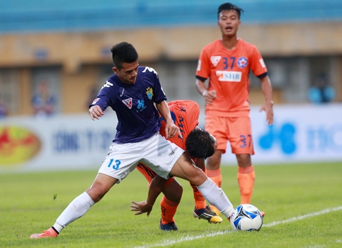 a-quan-v-league-noi-dai-mach-thang-but-khoi-khu-vuc-nguy-hiem-1