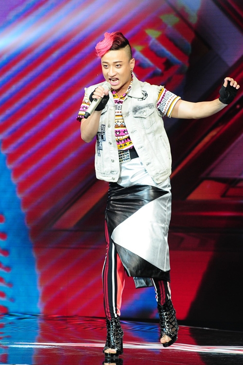 adam-mang-giay-cao-got-nhay-lam-giam-khao-phan-khich