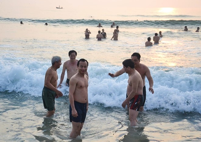 Bi thu, Chu tich Da Nang tam bien luc rang sang hinh anh 1