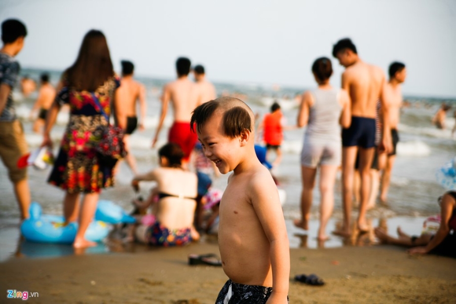 Bien Sam Son dong nghet, khach san chay phong hinh anh 11
