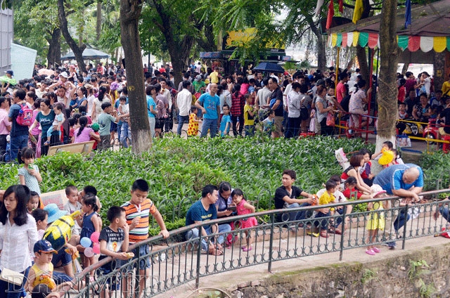 cac cong vien hà nọi chạt kín nguòi, qua tai trong dip nghi le hinh anh 2