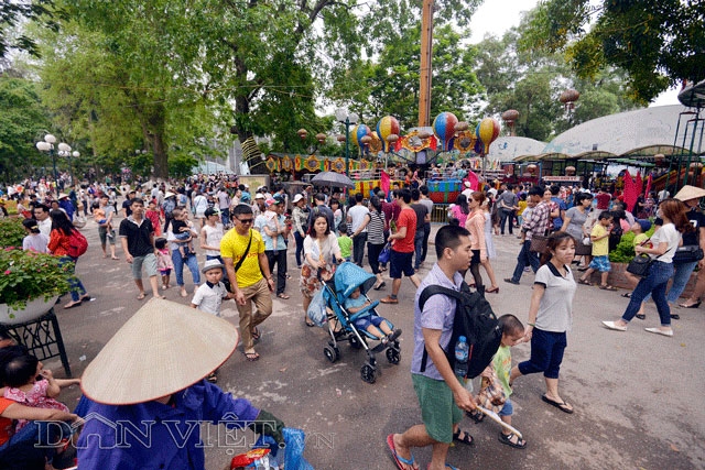 cac cong vien hà nọi chạt kín nguòi, qua tai trong dip nghi le hinh anh 5