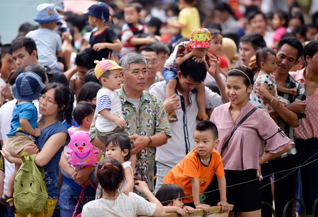 cac cong vien hà nọi chạt kín nguòi, qua tai trong dip nghi le hinh anh 6