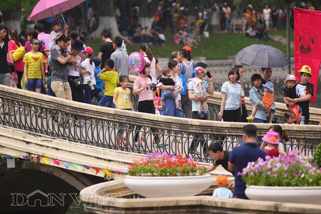 cac cong vien hà nọi chạt kín nguòi, qua tai trong dip nghi le hinh anh 10