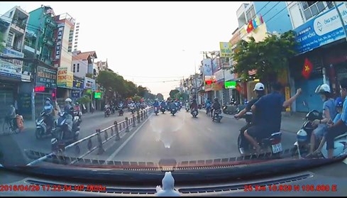 Cảnh cướp giật táo tợn trên đường phố  - ảnh 1