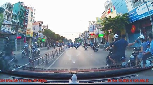 Cảnh cướp giật táo tợn trên đường phố  - ảnh 2