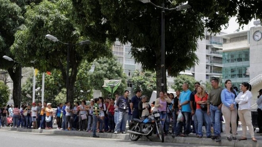  Người dân Venezuela đang trải qua khủng hoảng kinh tế đến mức thiếu điện, lương thực và nhu yếu phẩm. Họ thường phải xếp hàng dài chờ chính phủ cấp phát. Ảnh: Reuters 