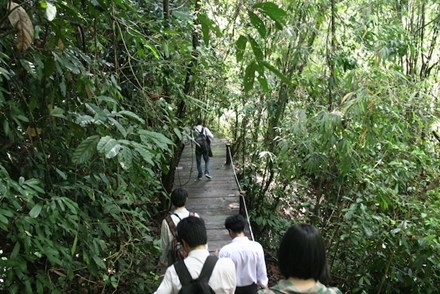 Du khách tham quan Khu du lịch Mađagui