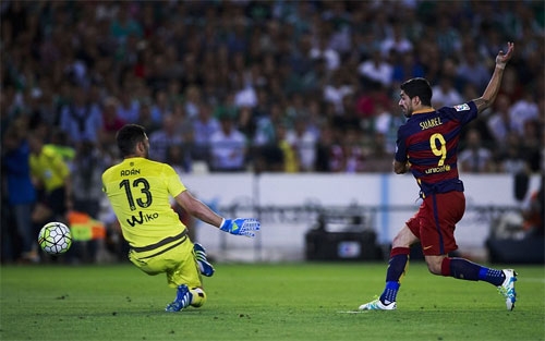 ghi-ban-thu-35-o-liga-suarez-bo-xa-ronaldo-trong-cuoc-dua-giay-vang