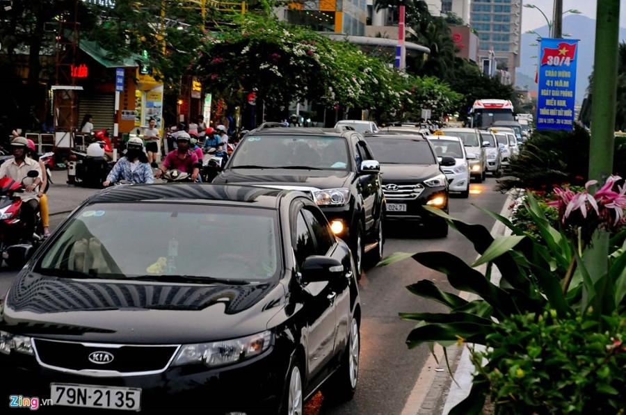Hang nghin du khach do ve bai bien Nha Trang hinh anh 1